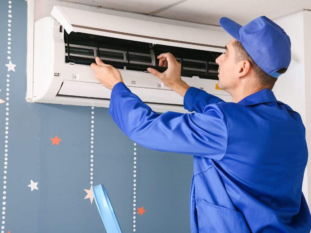 Técnico instalando ar condicionado